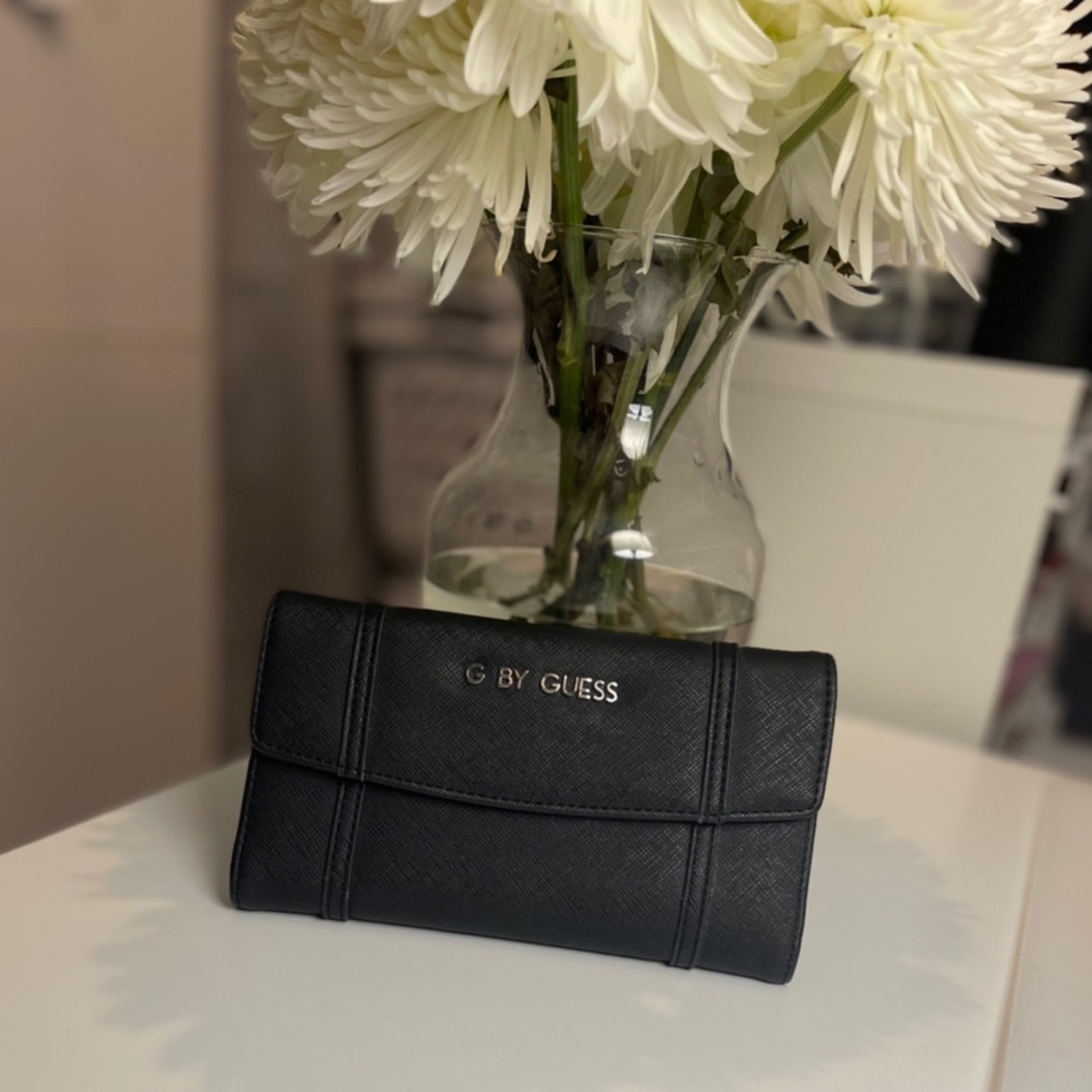 ❤️  G BY GUESS TRIFOLD WALLET